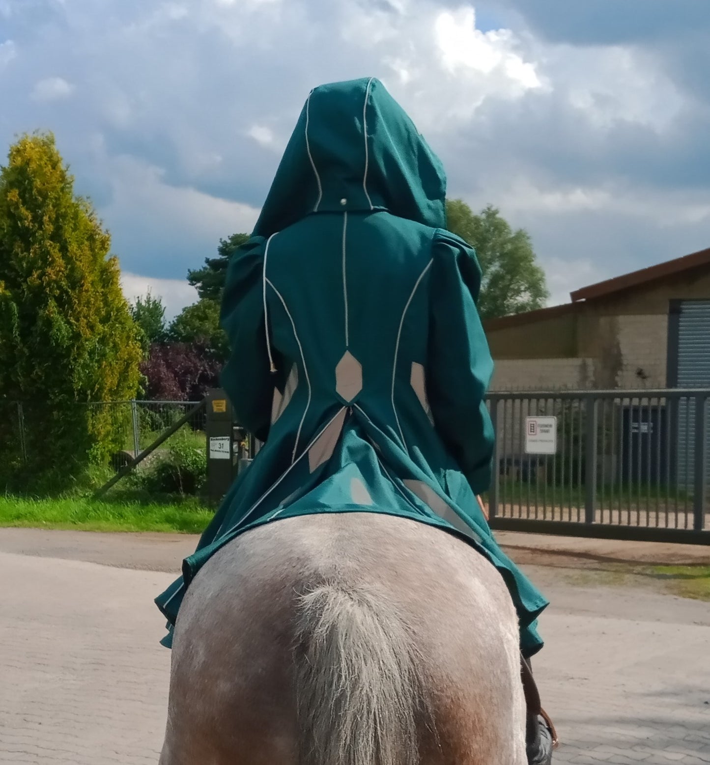 1 Wetterjacke , Regenjacke, grün mit Silberstreifen