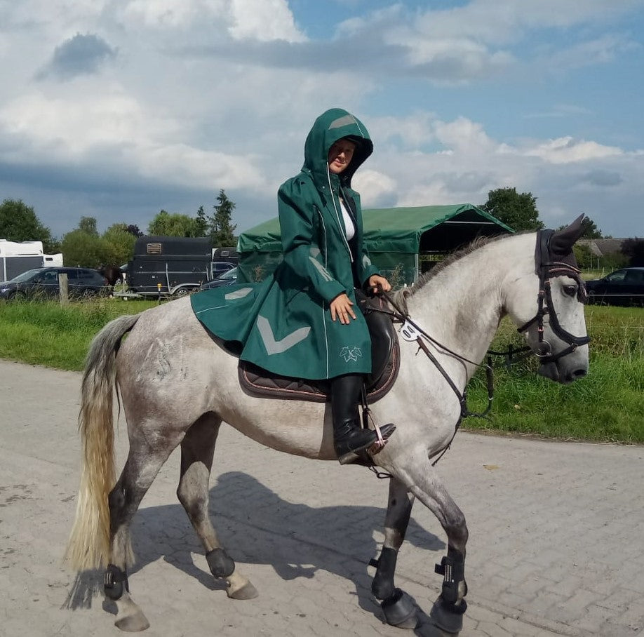 1 Wetterjacke , Regenjacke, grün mit Silberstreifen